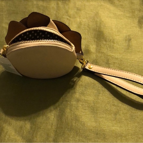 Flower design coin purse / wristlet with zip closure - Picture 3 of 5